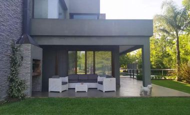 Casa venta - 4 dormitorios 4 baños - 600mts2 totales - Abril Club De Campo