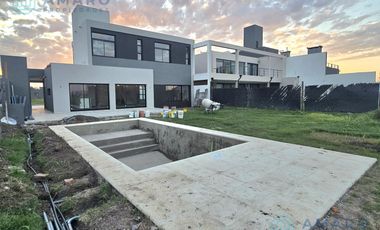 VENTA · CASA · MODERNA · 3 DORMITORIOS · FINANCIACIÓN · PISCINA · DON MATEO