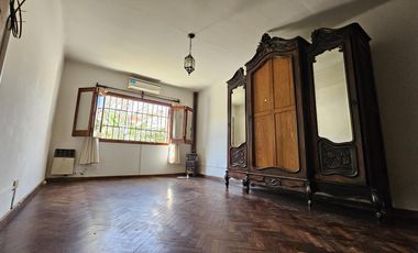 Casa sobre Av Zanni, a metros de Almafuerte