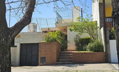 Casa sobre Av Zanni, a metros de Almafuerte