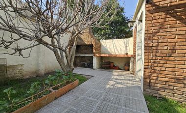 Casa sobre Av Zanni, a metros de Almafuerte