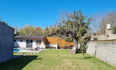 Casa en venta - 2 dormitorios 1 baño  -  patio pileta parrilla - 900mts2- Florencio Varela