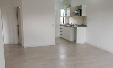 Impecable Casa en Venta en Plumerillos al 1500 en Boulogne con 3 Dormitorios, Pileta y Parrilla
