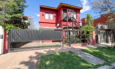 Impecable Casa en Venta en Plumerillos al 1500 en Boulogne con 3 Dormitorios, Pileta y Parrilla