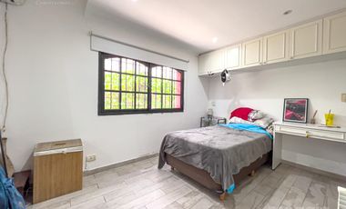 Impecable Casa en Venta en Plumerillos al 1500 en Boulogne con 3 Dormitorios, Pileta y Parrilla