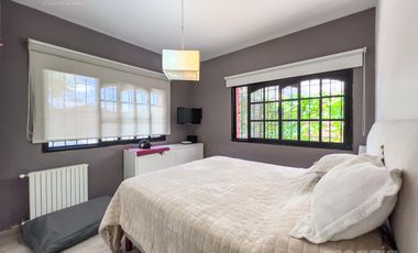 Impecable Casa en Venta en Plumerillos al 1500 en Boulogne con 3 Dormitorios, Pileta y Parrilla