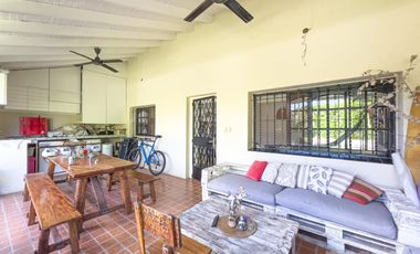 Impecable Casa en Venta en Plumerillos al 1500 en Boulogne con 3 Dormitorios, Pileta y Parrilla