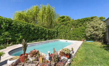 Impecable Casa en Venta en Plumerillos al 1500 en Boulogne con 3 Dormitorios, Pileta y Parrilla