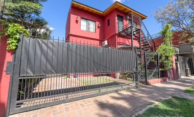 Impecable Casa en Venta en Plumerillos al 1500 en Boulogne con 3 Dormitorios, Pileta y Parrilla