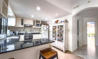 Impecable Casa en Venta en Plumerillos al 1500 en Boulogne con 3 Dormitorios, Pileta y Parrilla