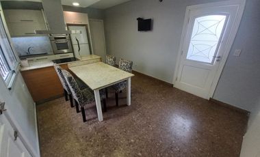 Casa con deposito o taller en centro de Lavallol