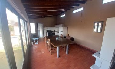 Casa con deposito o taller en centro de Lavallol