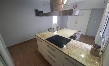 Casa con deposito o taller en centro de Lavallol