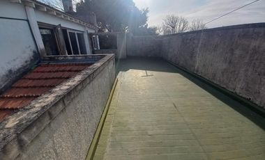 Casa con deposito o taller en centro de Lavallol