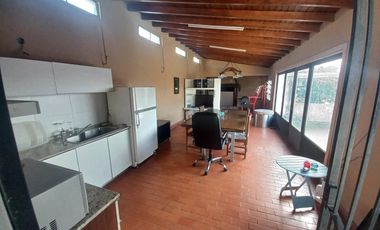 Casa con deposito o taller en centro de Lavallol