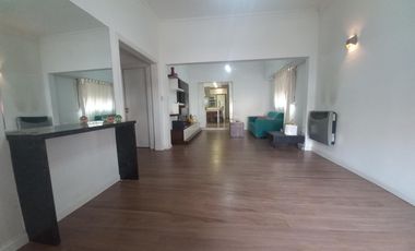 Casa con deposito o taller en centro de Lavallol