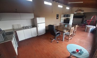 Casa con deposito o taller en centro de Lavallol