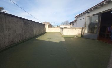 Casa con deposito o taller en centro de Lavallol