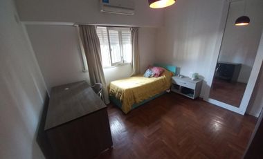 Casa con deposito o taller en centro de Lavallol