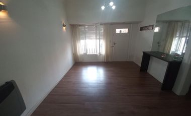 Casa con deposito o taller en centro de Lavallol