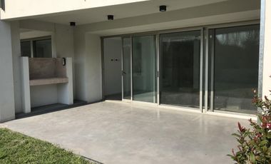Casa en venta - San Isidro, 3 dormitorios, dependencia,  ascensor, jardín propio