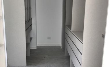 Casa en venta - San Isidro, 3 dormitorios, dependencia,  ascensor, jardín propio