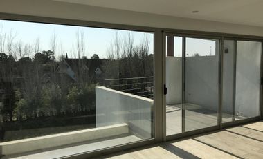 Casa en venta - San Isidro, 3 dormitorios, dependencia,  ascensor, jardín propio