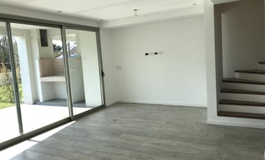Casa en venta - San Isidro, 3 dormitorios, dependencia,  ascensor, jardín propio