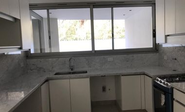 Casa en venta - San Isidro, 3 dormitorios, dependencia,  ascensor, jardín propio