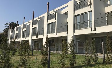 Casa en venta - San Isidro, 3 dormitorios, dependencia,  ascensor, jardín propio