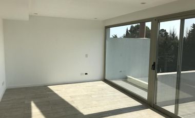 Casa en venta - San Isidro, 3 dormitorios, dependencia,  ascensor, jardín propio