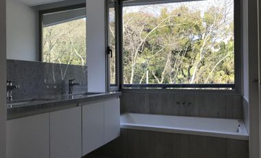 Casa en venta - San Isidro, 3 dormitorios, dependencia,  ascensor, jardín propio