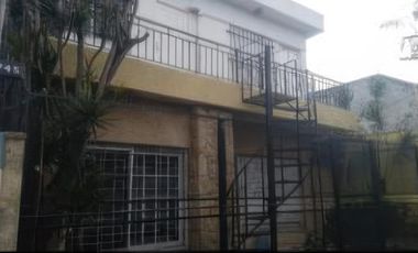 Casa en venta - 4 dormitorios 4 baños  - Cochera - Quilmes Oeste