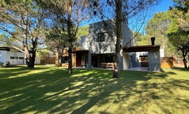 Rodeada de bosque en barrio cerrado La Herradura
