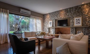Rodeada de bosque en barrio cerrado La Herradura
