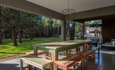 Rodeada de bosque en barrio cerrado La Herradura