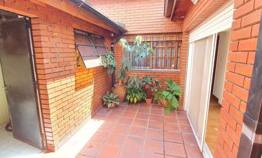 Gran PH de 6 ambientes con cochera y patio con parrilla-en venta