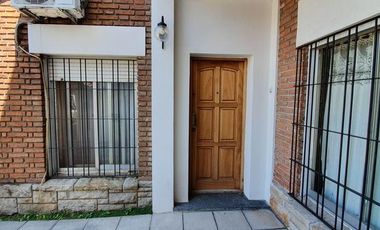Gran PH de 6 ambientes con cochera y patio con parrilla-en venta