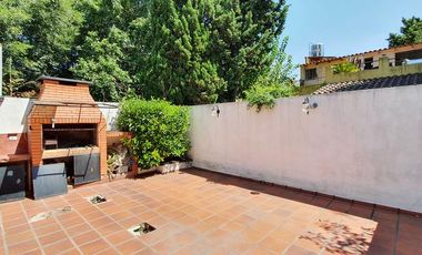 Gran PH de 6 ambientes con cochera y patio con parrilla-en venta
