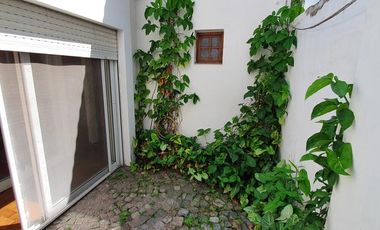 Gran PH de 6 ambientes con cochera y patio con parrilla-en venta