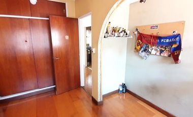 Gran PH de 6 ambientes con cochera y patio con parrilla-en venta