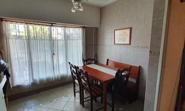 Gran PH de 6 ambientes con cochera y patio con parrilla-en venta