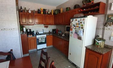 Gran PH de 6 ambientes con cochera y patio con parrilla-en venta