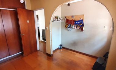 Gran PH de 6 ambientes con cochera y patio con parrilla-en venta