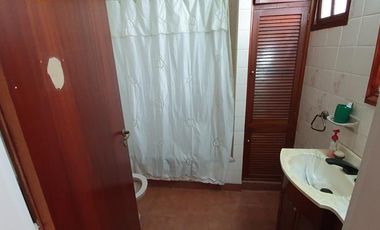 Gran PH de 6 ambientes con cochera y patio con parrilla-en venta