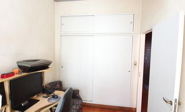 Gran PH de 6 ambientes con cochera y patio con parrilla-en venta