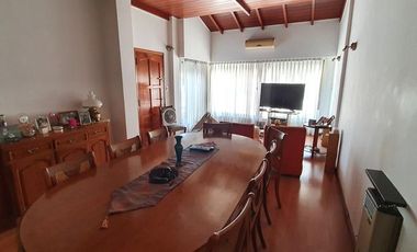 Gran PH de 6 ambientes con cochera y patio con parrilla-en venta