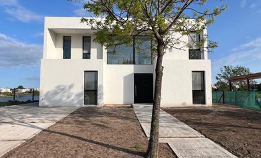 Casa en venta a la laguna  Canton Barrio Golf a estrenar con pileta