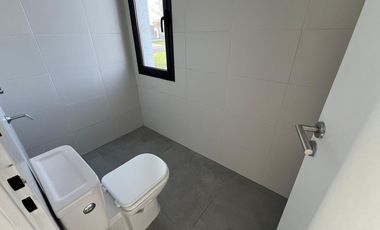 Casa en venta a la laguna  Canton Barrio Golf a estrenar con pileta