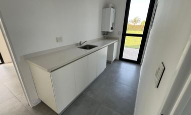 Casa en venta a la laguna  Canton Barrio Golf a estrenar con pileta